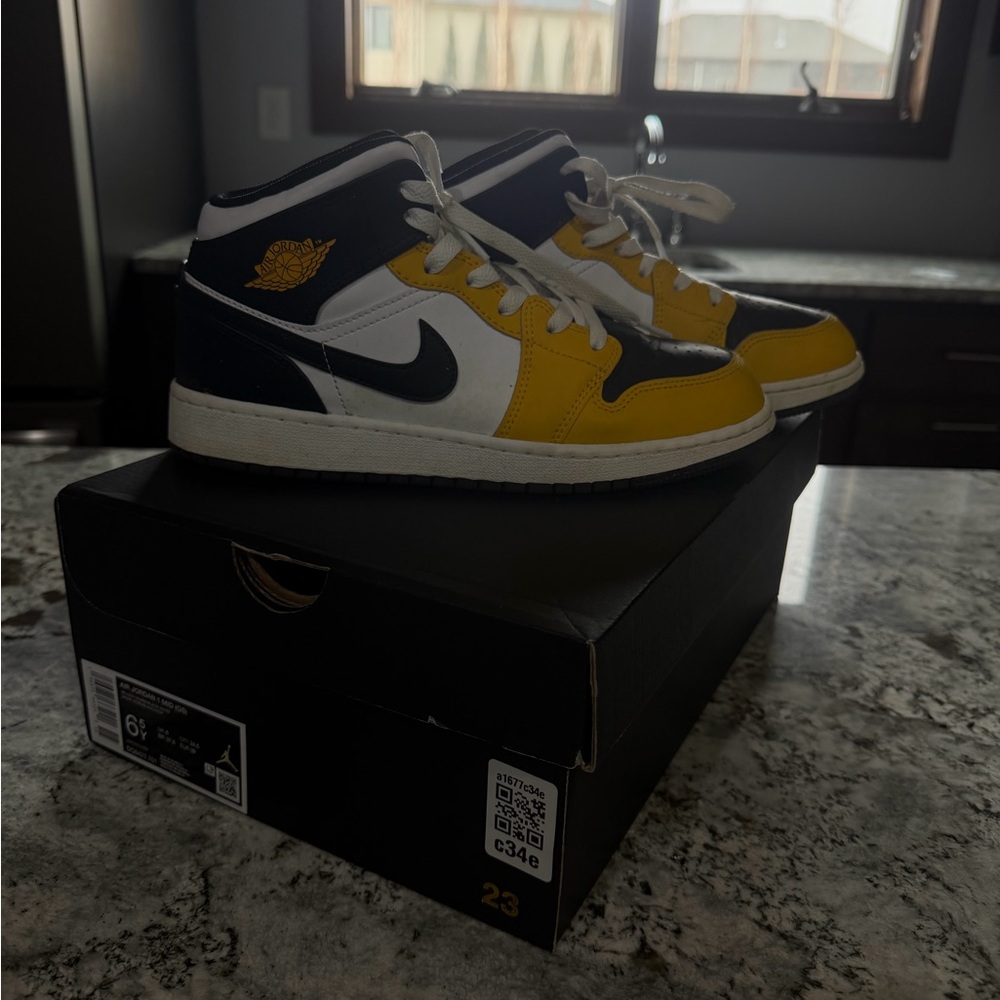 Nike Jordans youth  - White/Yellow/Black